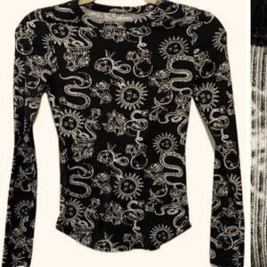 Women's long sleeve, NWOT blk/wht Sweater. I wore it once.